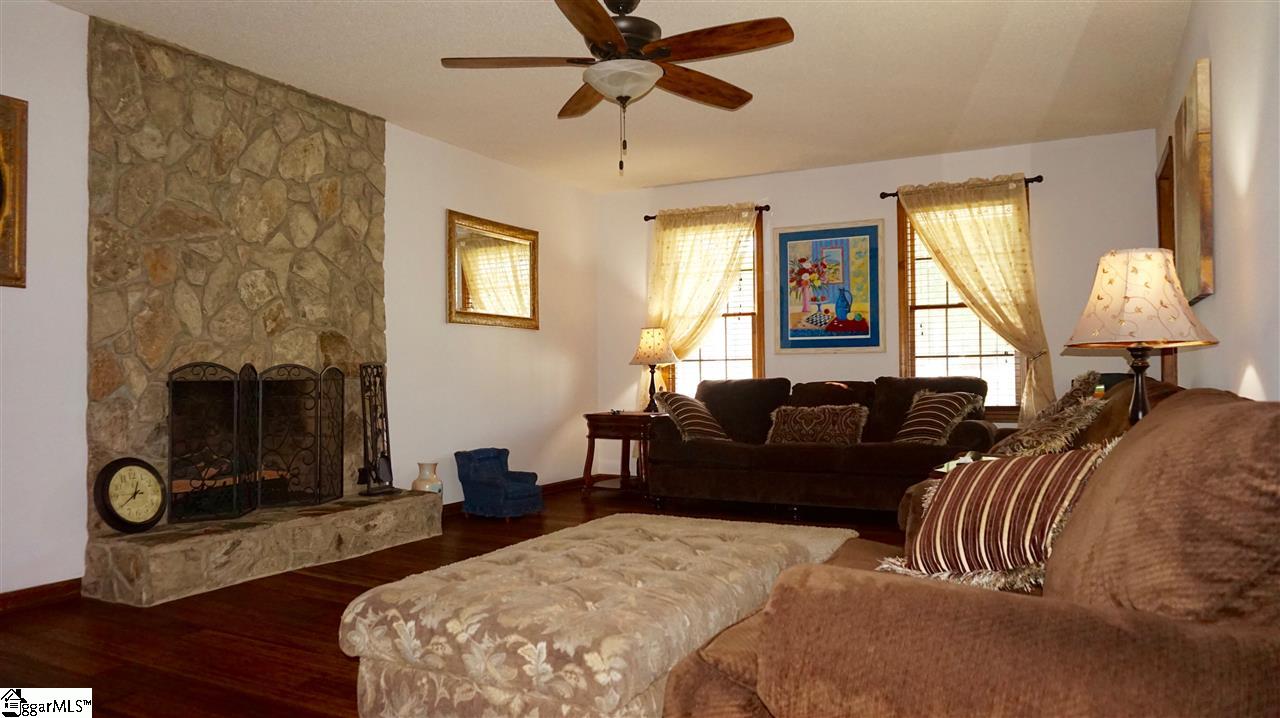 111 Foxhound Road Simpsonville, SC 29680 - Photo 3 of 35 Gallery Image 3