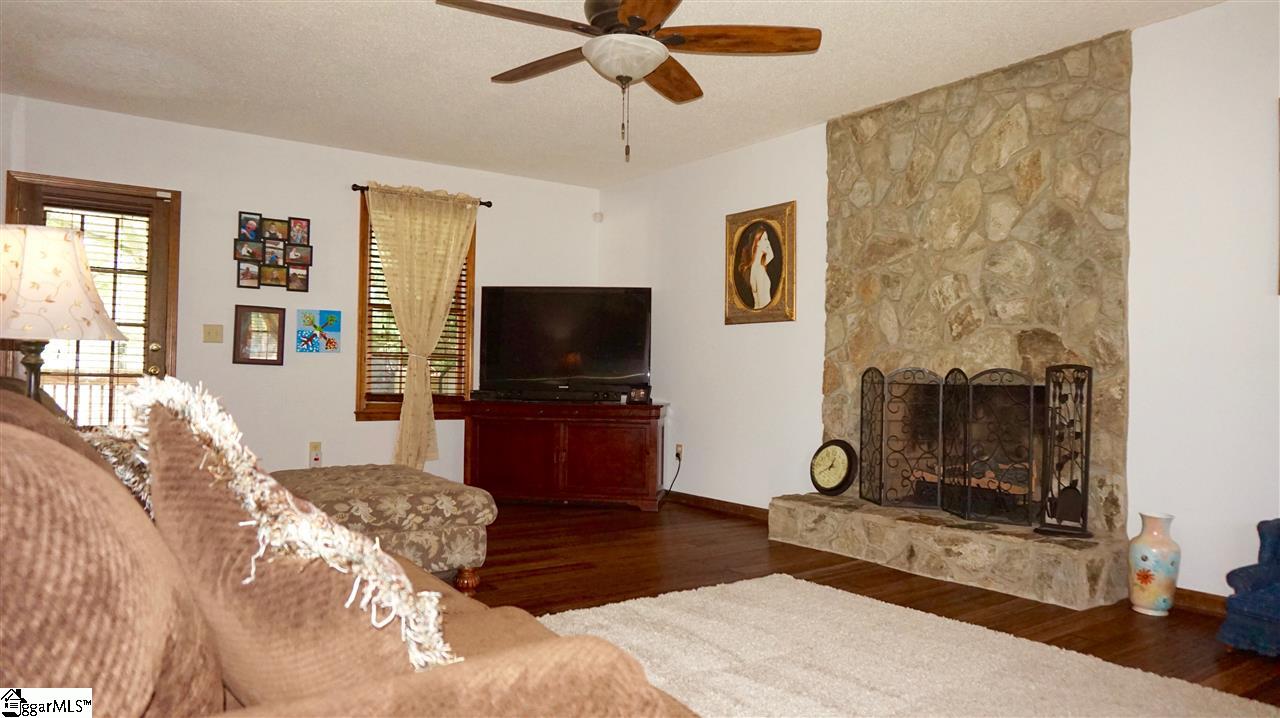 111 Foxhound Road Simpsonville, SC 29680 - Photo 5 of 35 Gallery Image 5