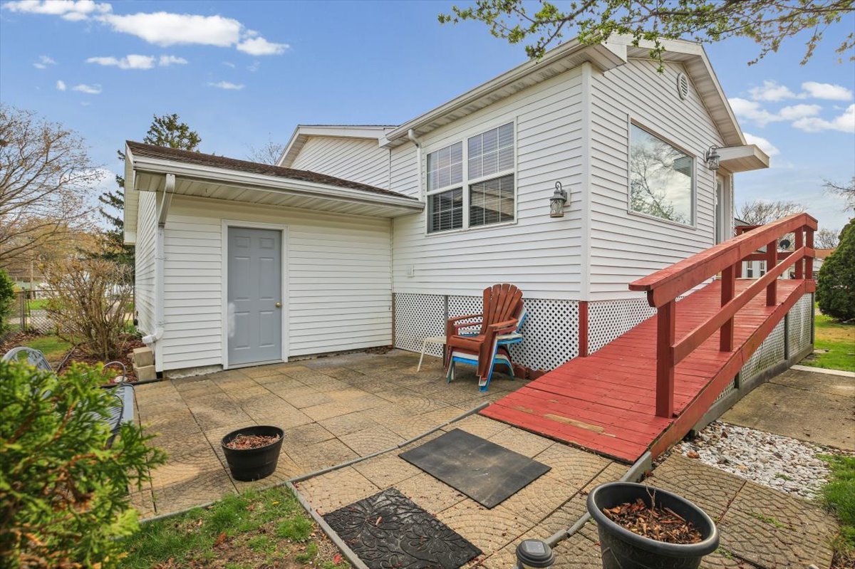 1513 Gates Drive Rantoul, IL 61866 - Photo 30 of 37 a backyard of a house with table and chairs