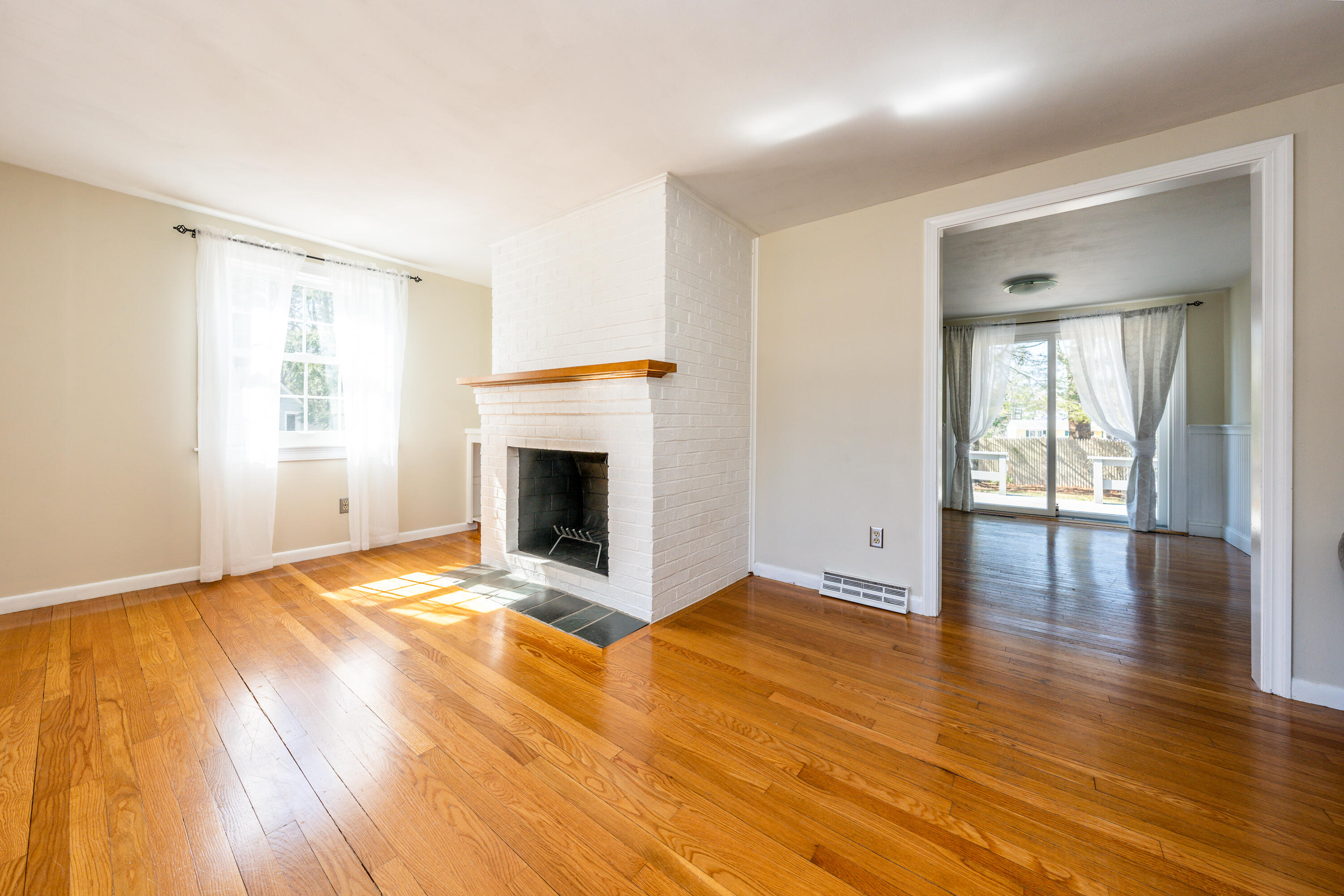 727 Shootflying Hill Road Centerville, MA 02632 - Photo 4 of 28 livroom2