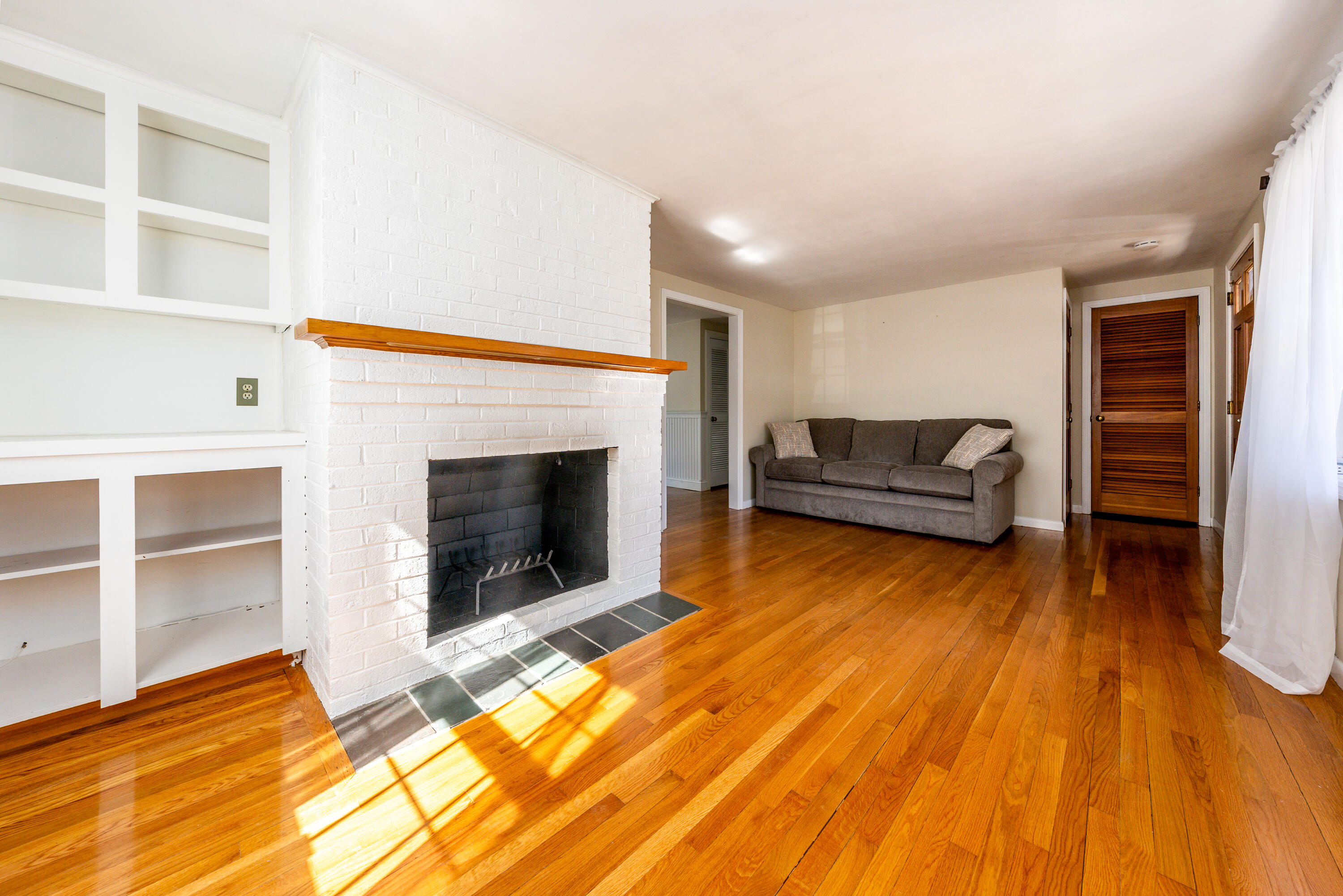 727 Shootflying Hill Road Centerville, MA 02632 - Photo 5 of 28 livroom3