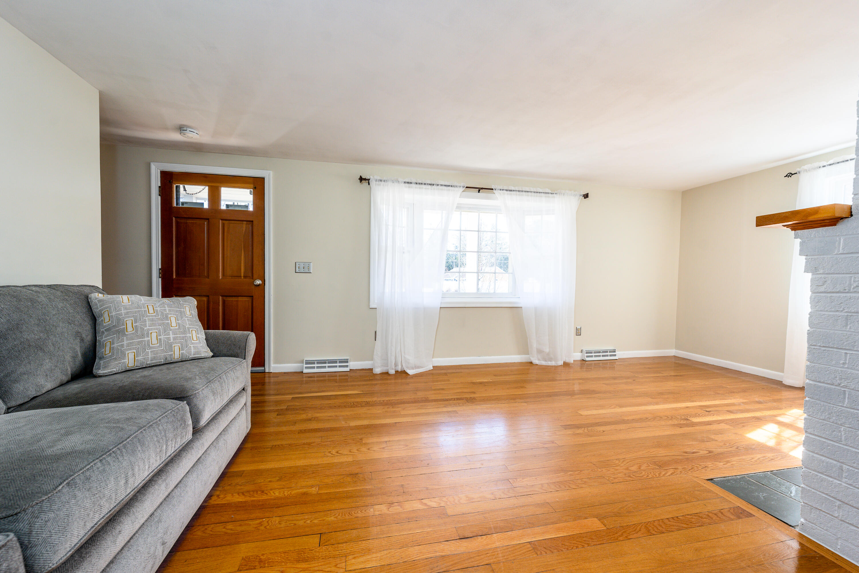 727 Shootflying Hill Road Centerville, MA 02632 - Photo 6 of 28 livroom1