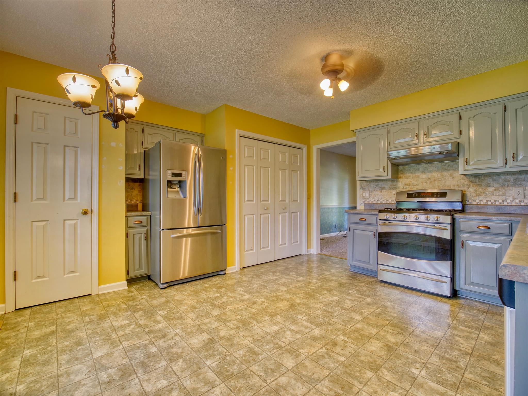 3745 Confederate Road Murfreesboro, TN 37128 - Photo 7 of 30 Kitchen with upgraded gas stove