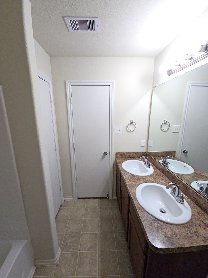 810 Lightningbug Lane Conroe, TX 77301 - Photo 10 of 26