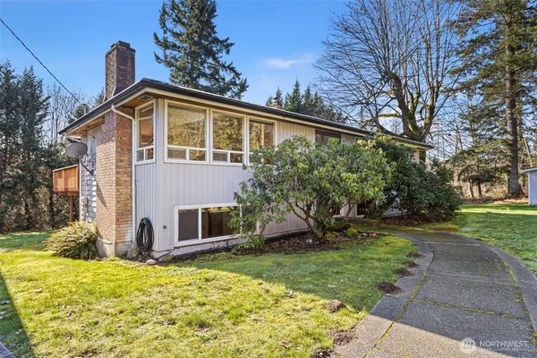 a view of a house with a yard