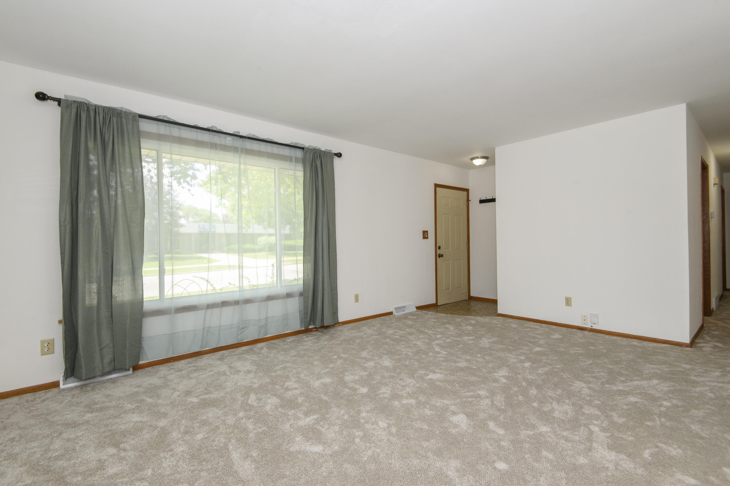 7016 North 86th Street Milwaukee, WI 53224 - Photo 3 of 40 Living room