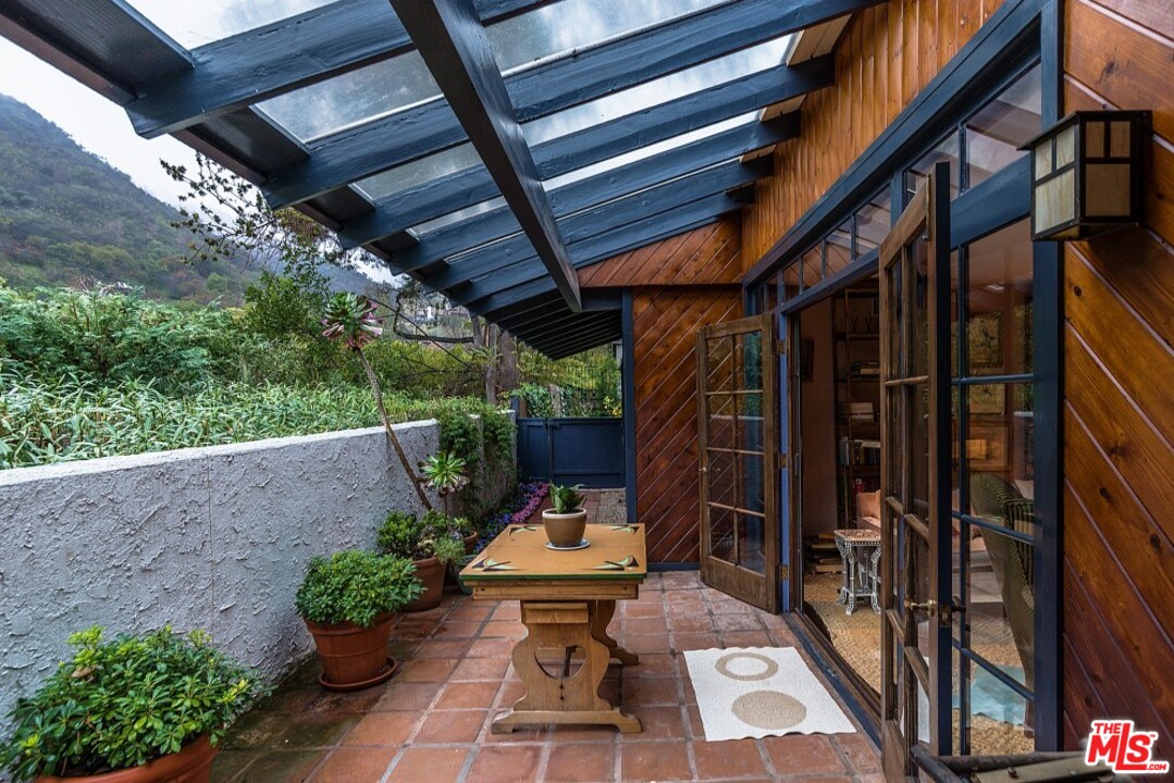 3266 Mandeville Canyon Road Los Angeles, CA 90049 - Photo 26 of 37 a view of a patio