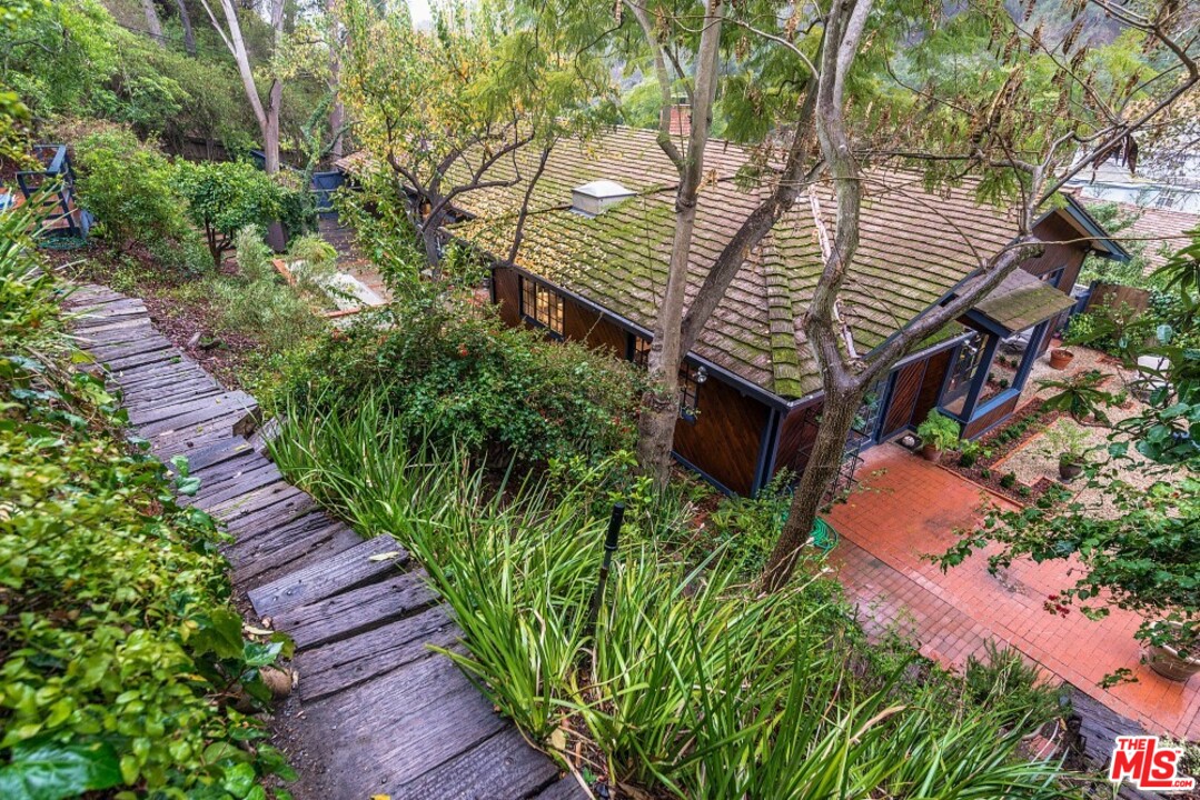 3266 Mandeville Canyon Road Los Angeles, CA 90049 - Photo 33 of 37 a view of a backyard with plants
