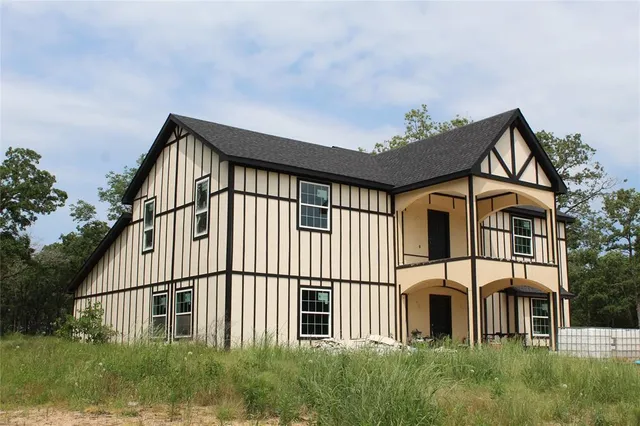 a view of a house with yard and plants