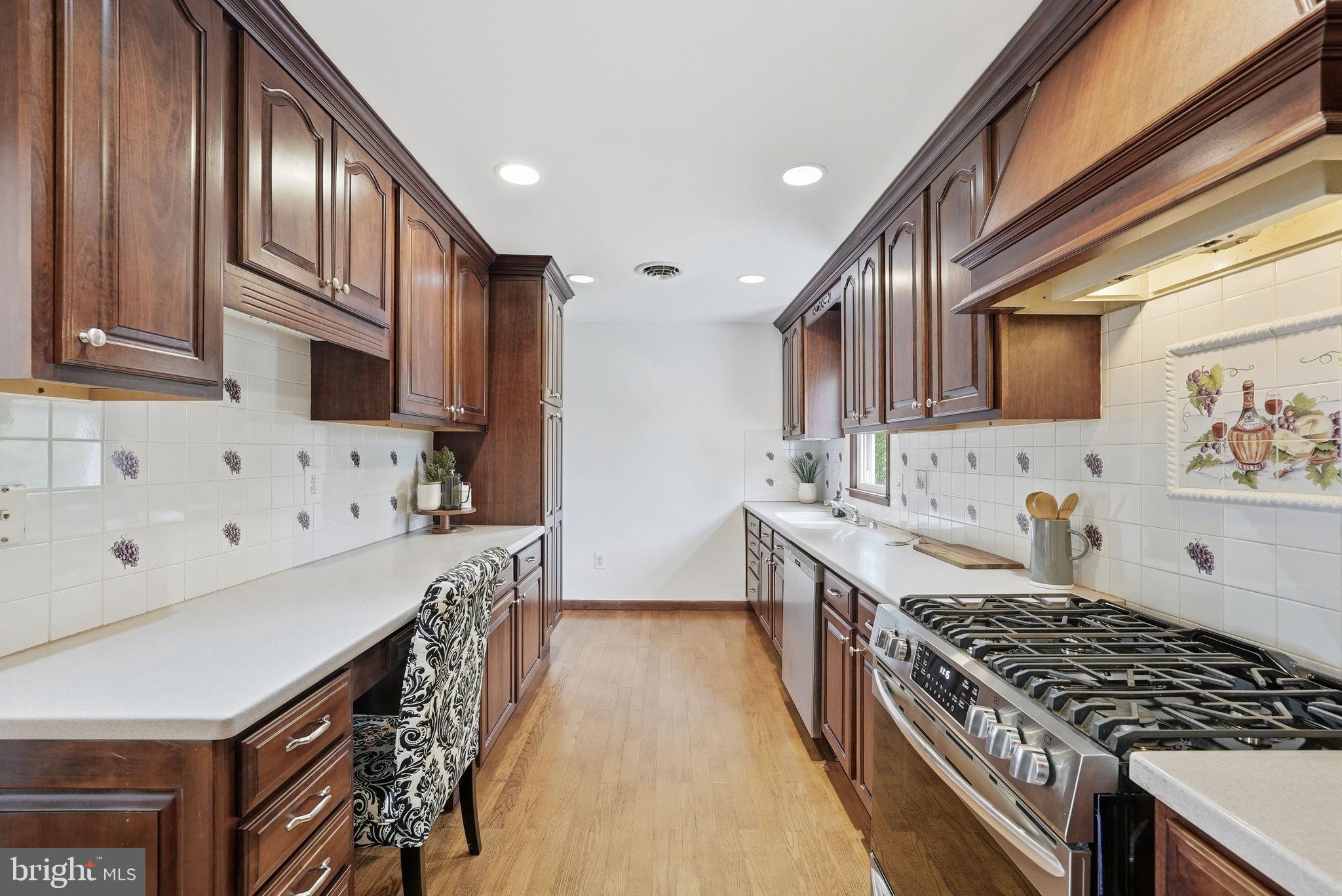 9609 Norfolk Street Manassas, VA 20109 - Photo 22 of 37 a kitchen with stainless steel appliances a stove a sink and a refrigerator