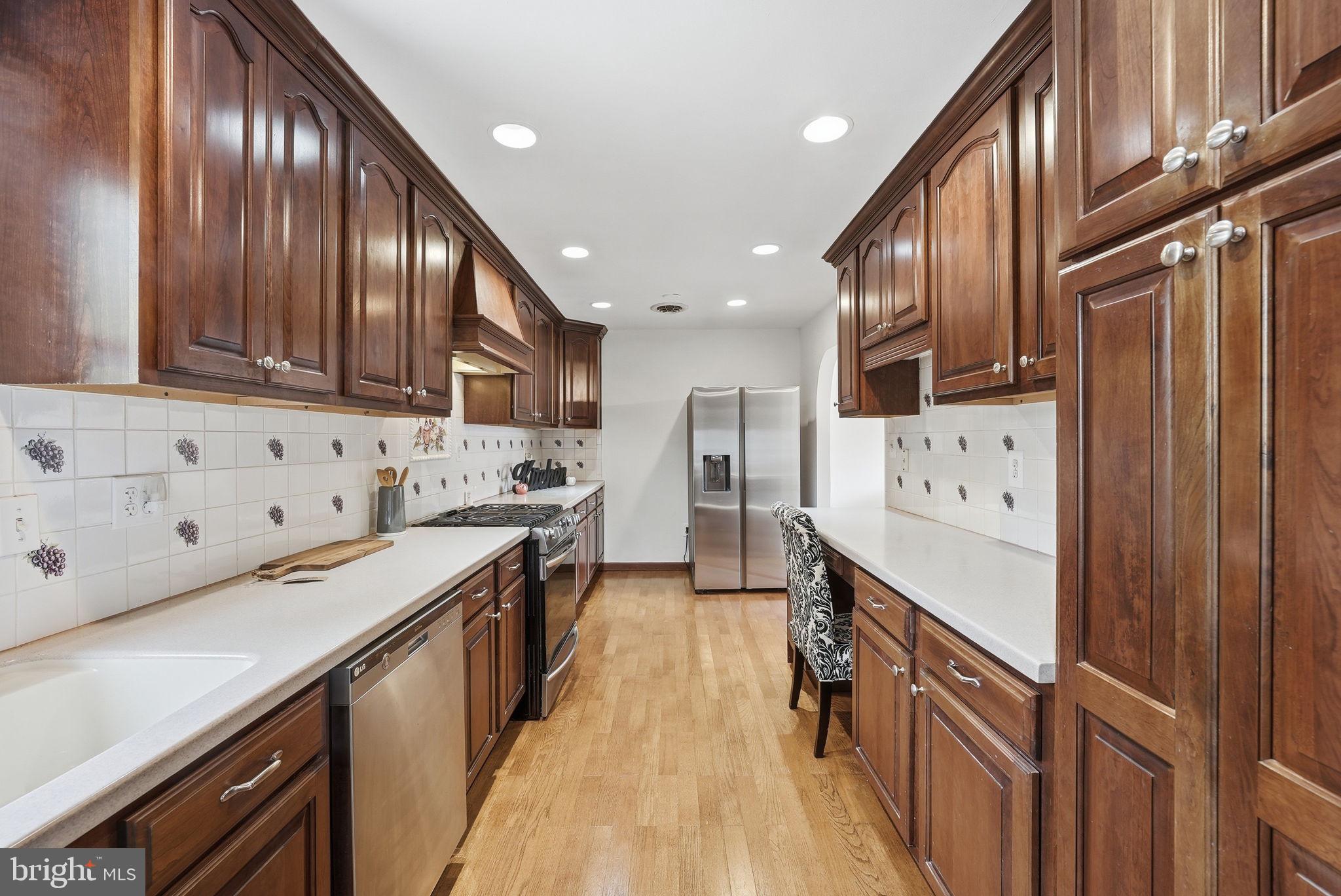 9609 Norfolk Street Manassas, VA 20109 - Photo 23 of 37 a kitchen with stainless steel appliances granite countertop cabinets and wooden floor