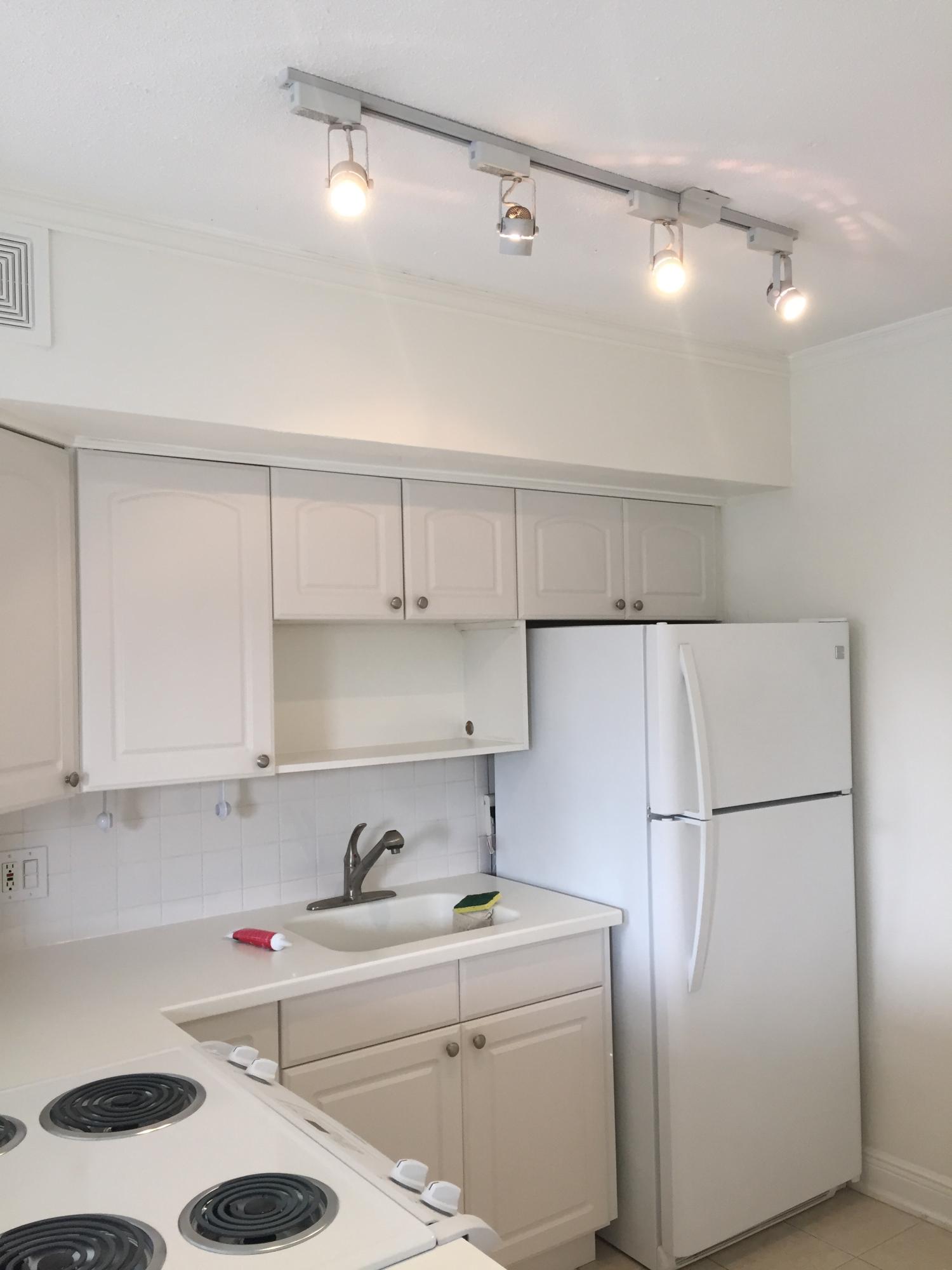 55 Northeast Spanish Trail, Unit 202 Boca Raton, FL 33432 - Photo 13 of 27 kitchen