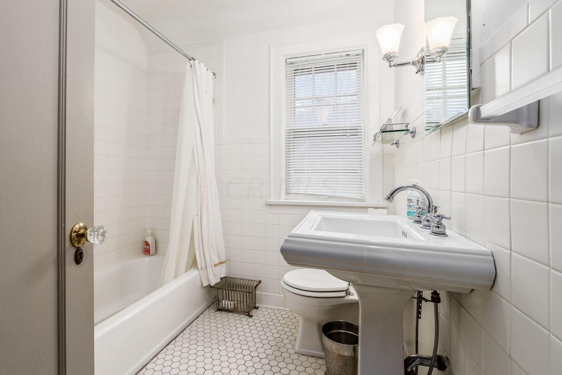 1901 Baldridge Road Columbus, OH 43221 - Photo 28 of 43 Full Bathroom