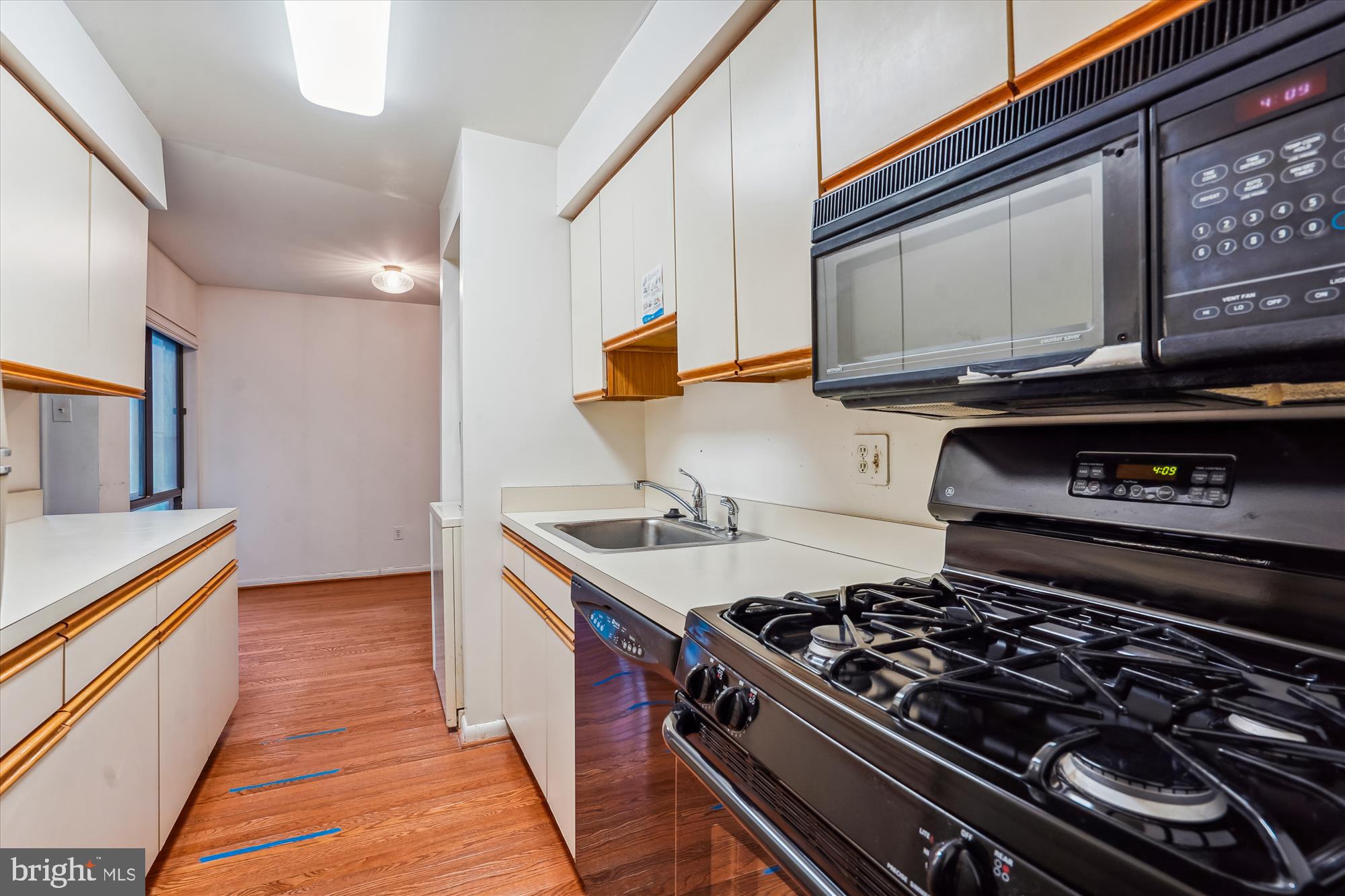 11224 Chestnut Grove Square, Unit 11224125 Reston, VA 20190 - Photo 7 of 42 Kitchen