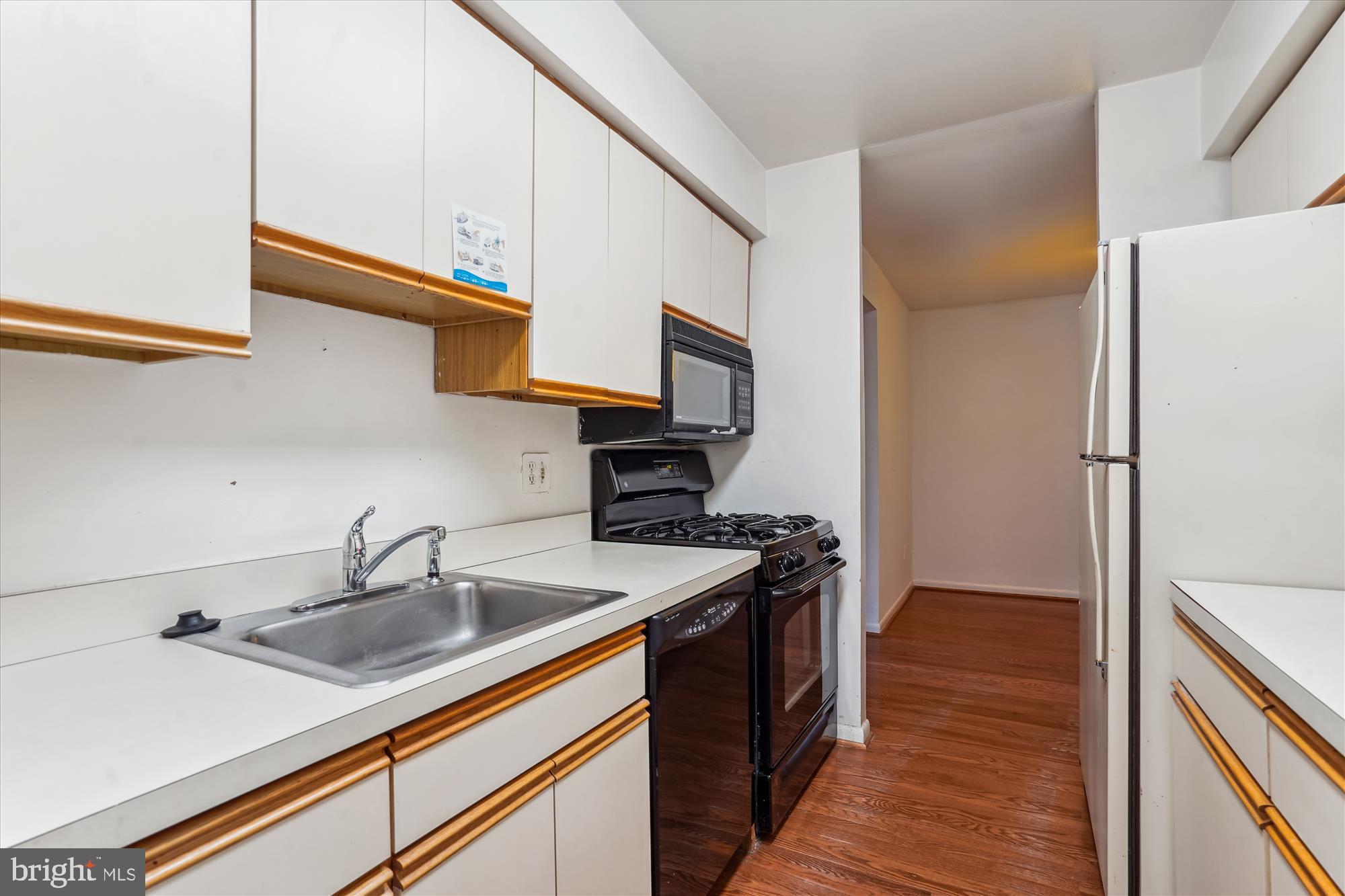 11224 Chestnut Grove Square, Unit 11224125 Reston, VA 20190 - Photo 8 of 42 Kitchen