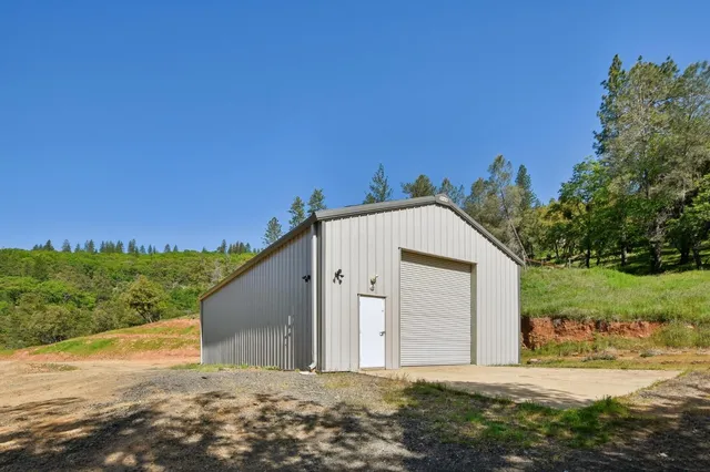 a view of a back yard of the house