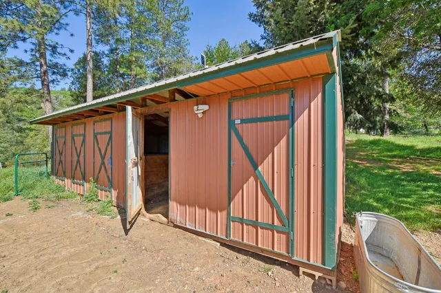 a view of a house with backyard and trees