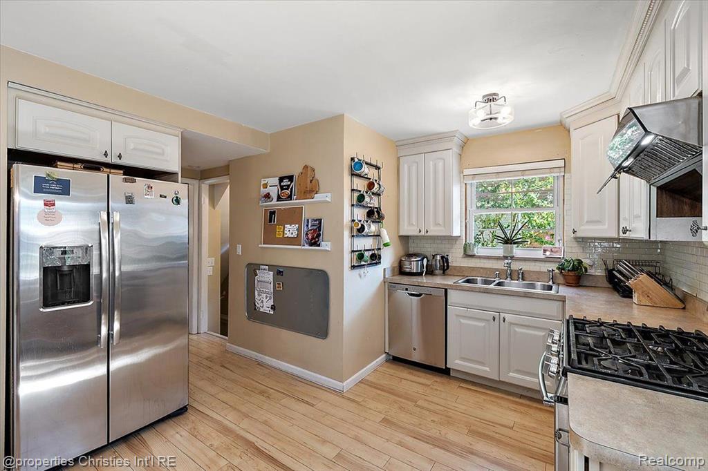 1683 Severn Road Grosse Pointe Woods, MI 48236 - Photo 15 of 47