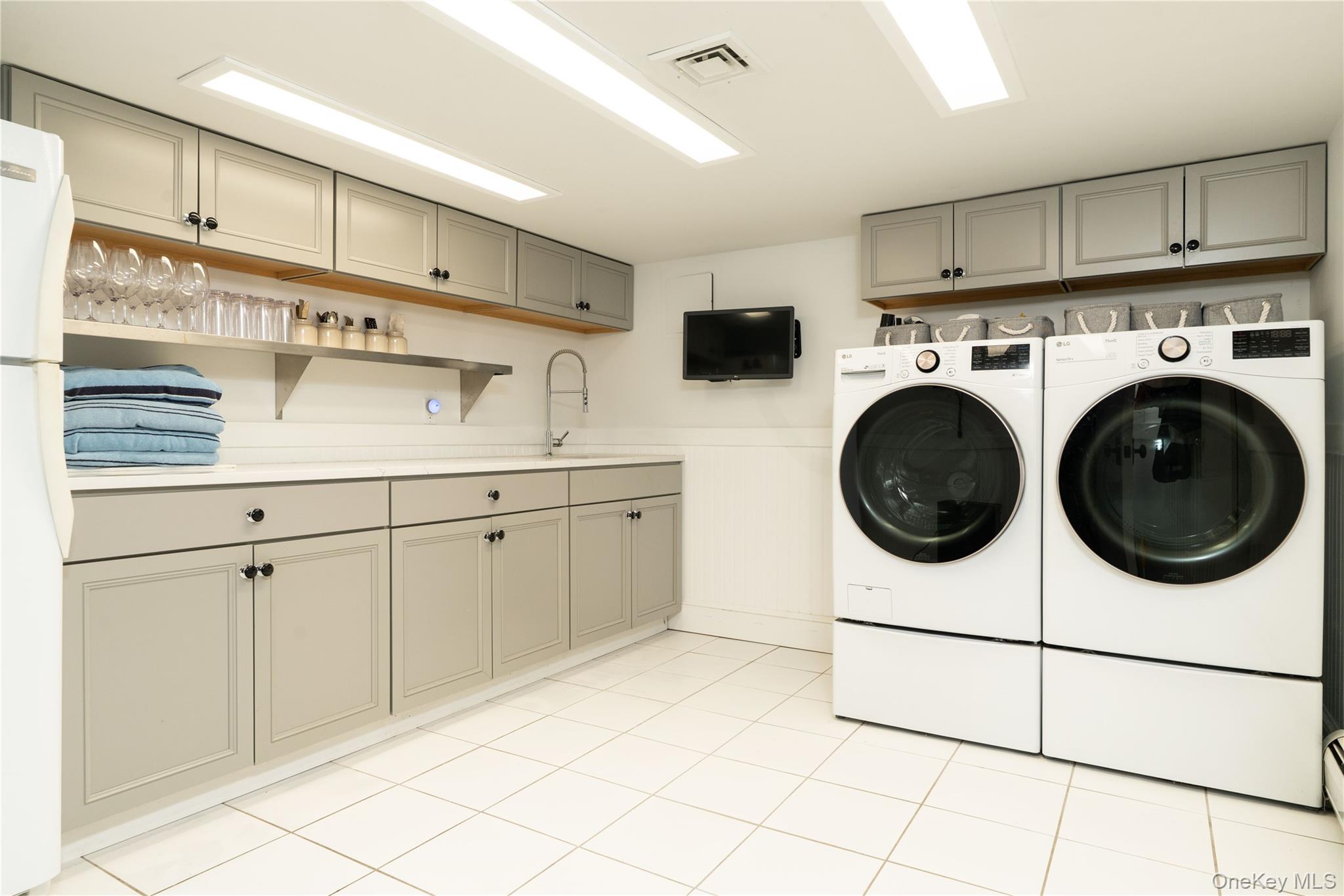 141 Washington Spring Road Palisades, NY 10964 - Photo 40 of 50 a utility room with dryer and washer