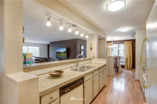 $431,000 | 2510 West Manor Place, Seattle, WA 98199