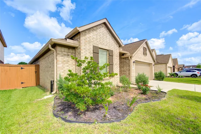 a view of a house with backyard