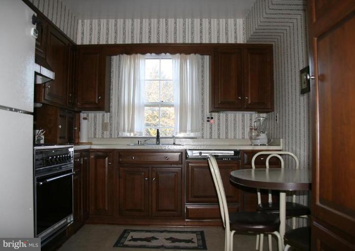 6018 Lakeview Road Baltimore, MD 21210 - Photo 9 of 12 Kitchen