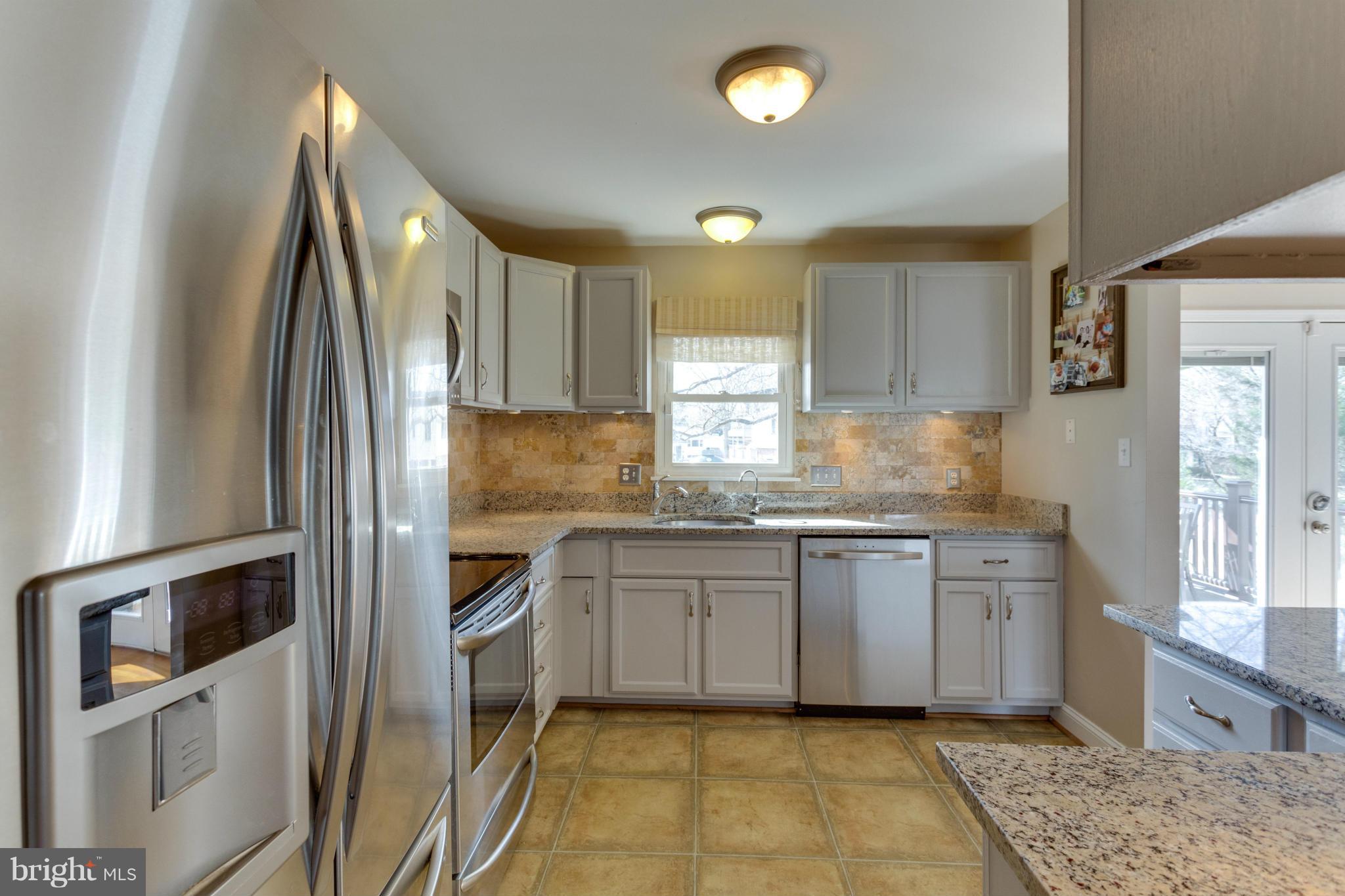 8814 Fort Hunt Road Alexandria, VA 22308 - Photo 13 of 30 Warm and open