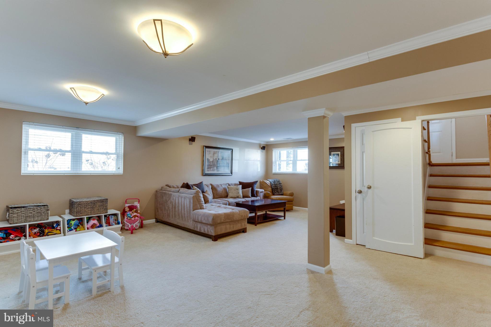 8814 Fort Hunt Road Alexandria, VA 22308 - Photo 22 of 30 New carpet and crown molding