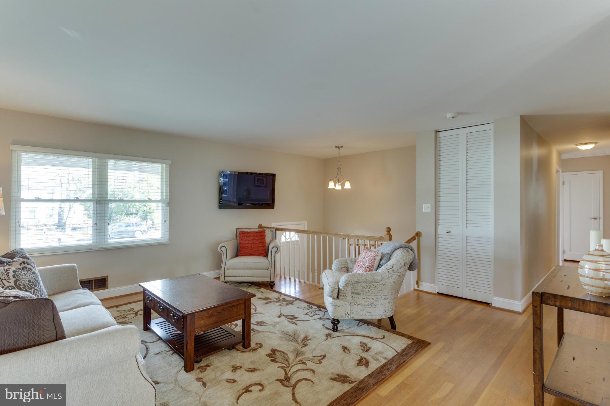 8814 Fort Hunt Road Alexandria, VA 22308 - Photo 8 of 30 New blinds throughout