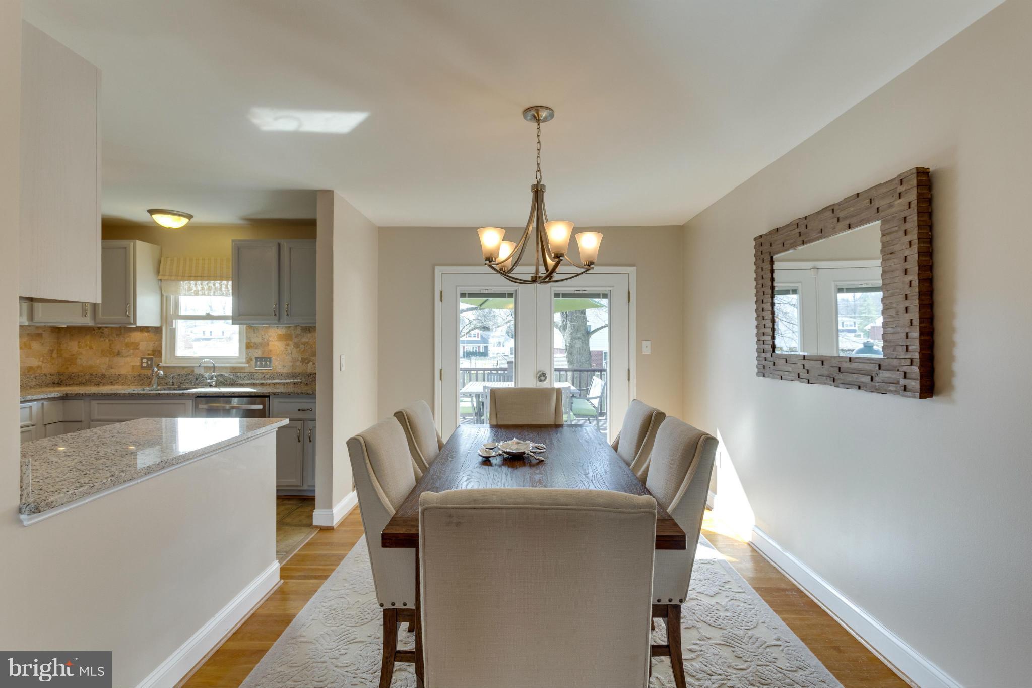 8814 Fort Hunt Road Alexandria, VA 22308 - Photo 9 of 30 Bright dining room opens to deck