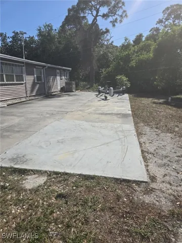 a view of a backyard