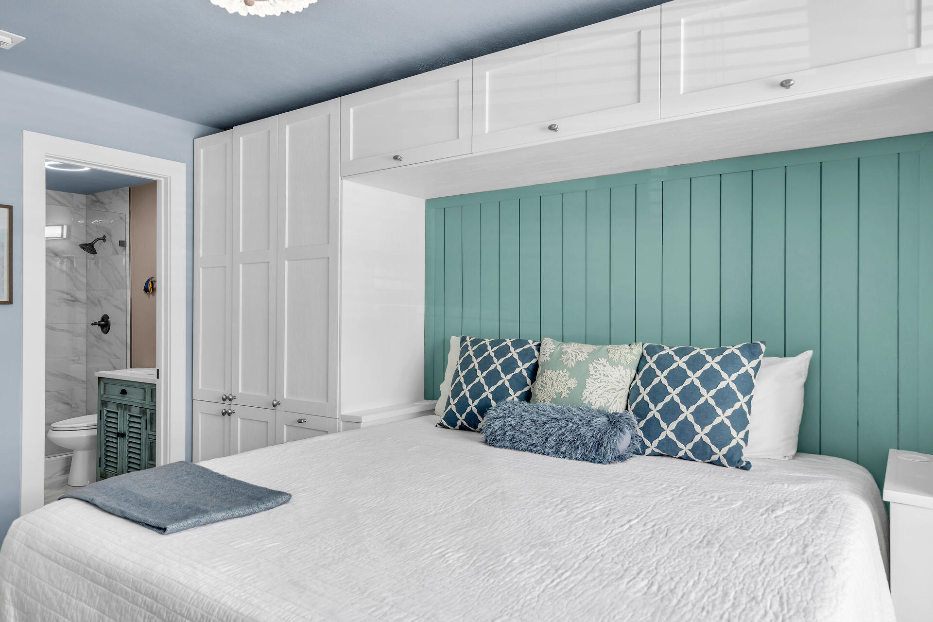 109 Ave D, Unit 305 Marathon, FL 33050 - Photo 29 of 41 a bedroom with a bed and a window