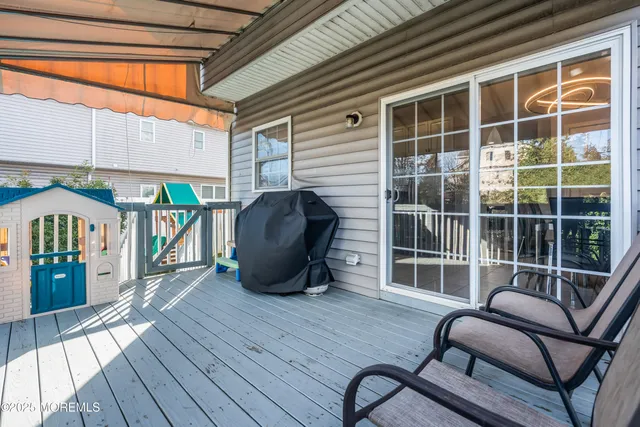 a view of a yard in front of house