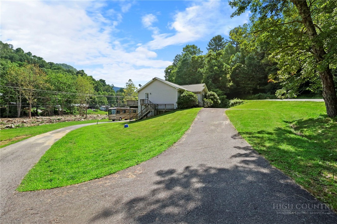 31 Barlow Road Elk Park, NC 28622 - Photo 2 of 36