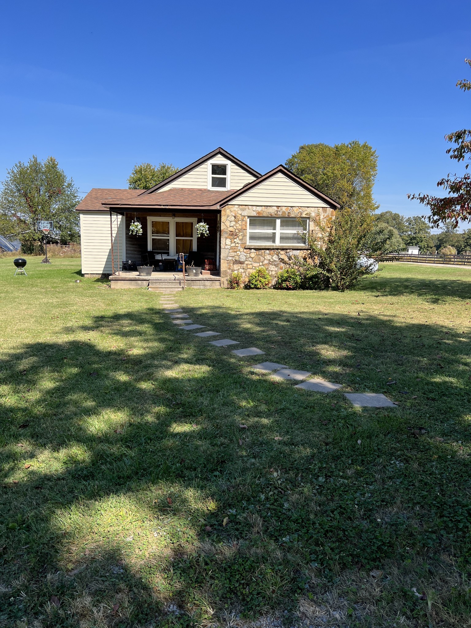 400 Hurricane Loop Tennessee Ridge, TN 37178 - Photo 1 of 7 a view of a house with a yard
