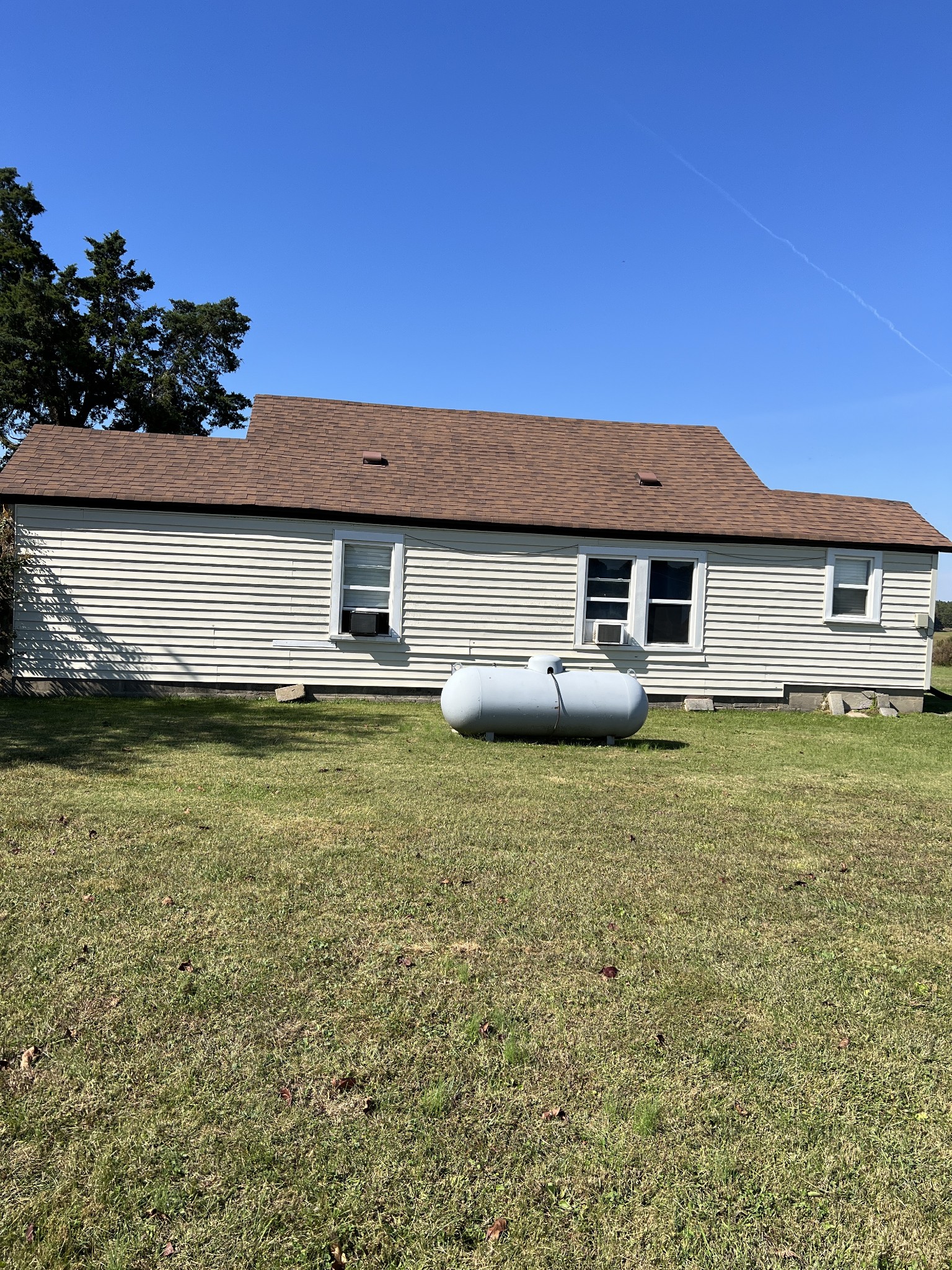 400 Hurricane Loop Tennessee Ridge, TN 37178 - Photo 2 of 7 a front view of a house with garden