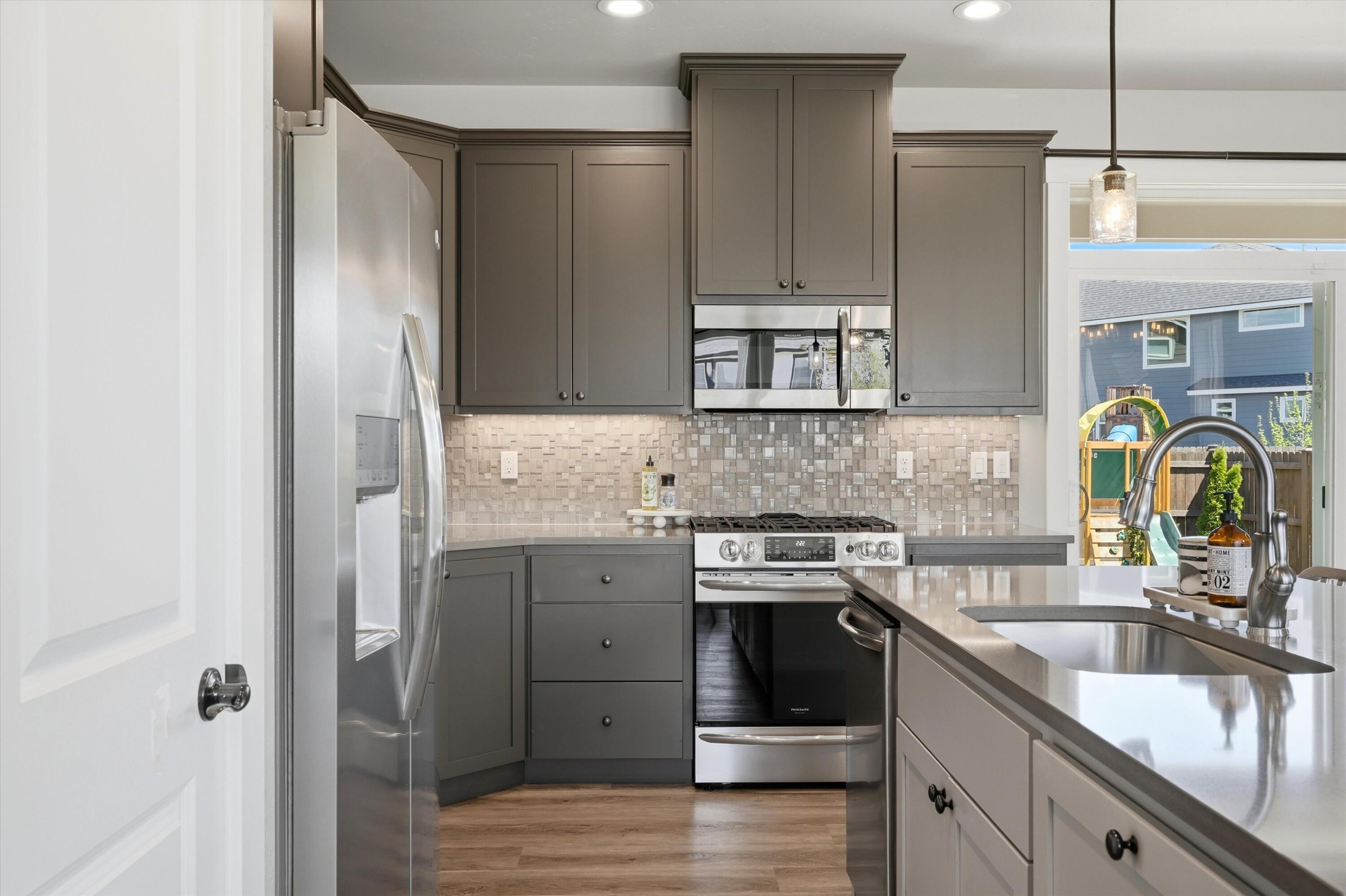 748 Northwest 27th Street Redmond, OR 97756 - Photo 17 of 41 Kitchen
