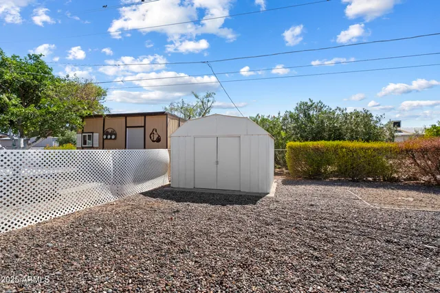 a view of a backyard