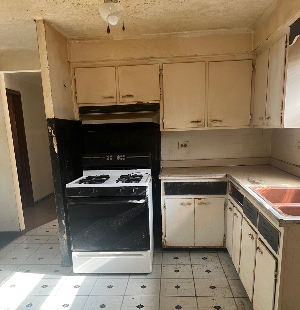 14425 Vail Avenue Harvey, IL 60426 - Photo 6 of 16 a kitchen with a stove and a microwave