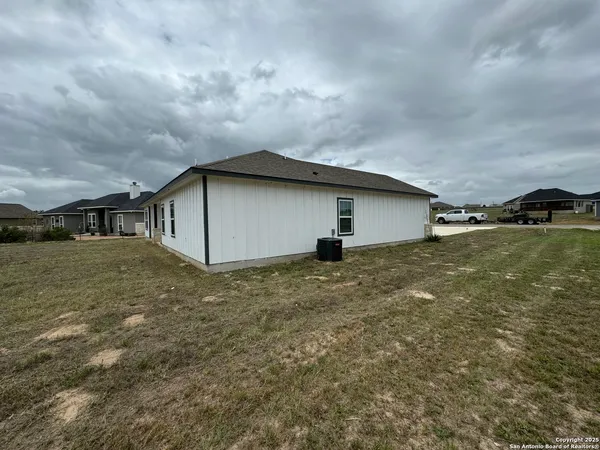 a view of a house with backyard and garden
