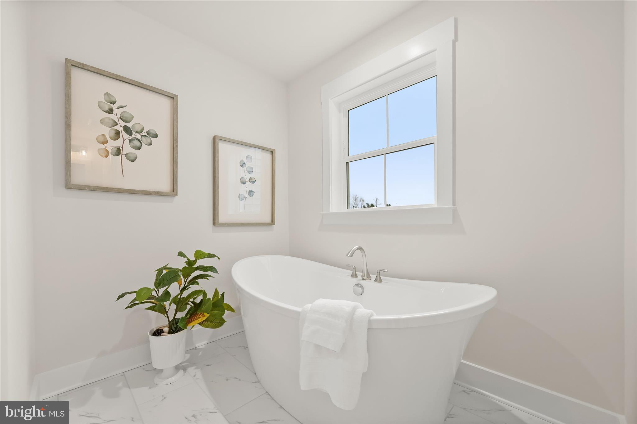 618 A Deer Park Road Westminster, MD 21157 - Photo 35 of 57 Primary Ensuite Bathroom