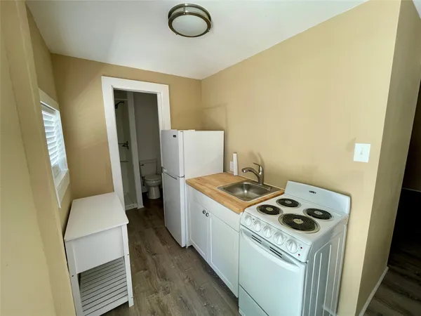 $1,000 | 1814 Ave M 1/2, Unit 7, Galveston, TX 77550