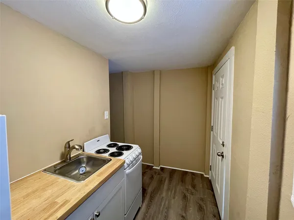 $1,000 | 1814 Ave M 1/2, Unit 7, Galveston, TX 77550