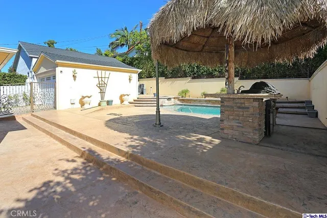 a view of a backyard