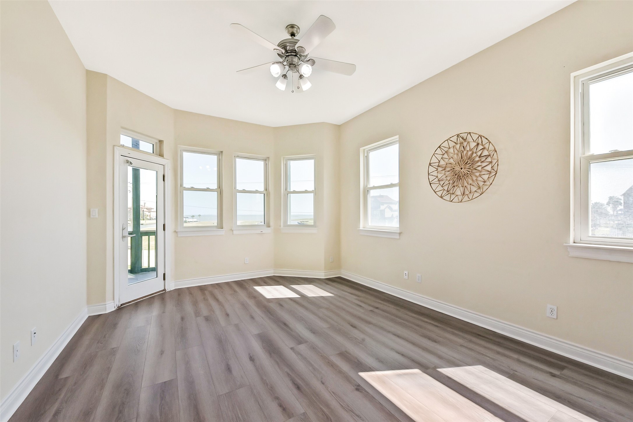 1 Loggerhead Hitchcock, TX 77563 - Photo 18 of 50 Primary bedroom with updated laminate flooring.