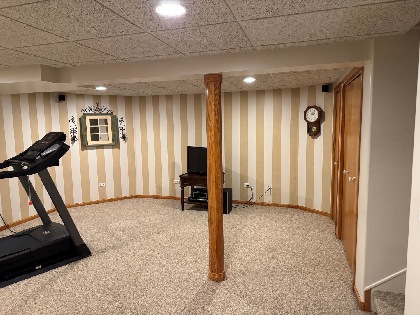 1397 O'Connell Circle New Lenox, IL 60451 - Photo 20 of 23 a view of a hallway with workspace