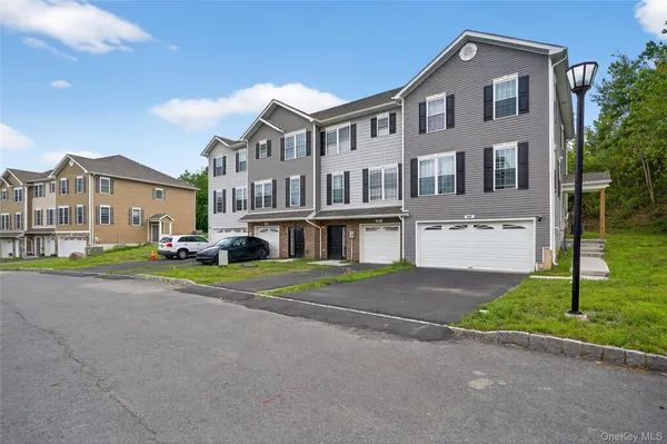 $525,000 | 505 Iron Forge Lane, New Windsor, NY 12553