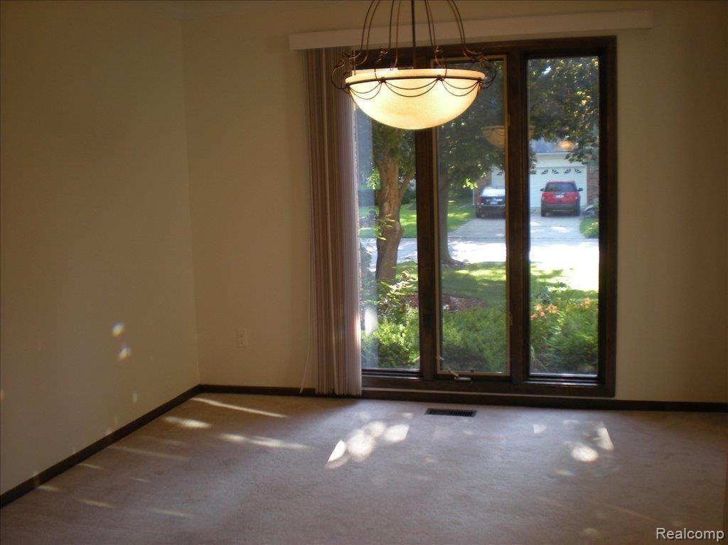 941 Medinah Drive Rochester, MI 48309 - Photo 6 of 15 941 Medinah Dining Rm