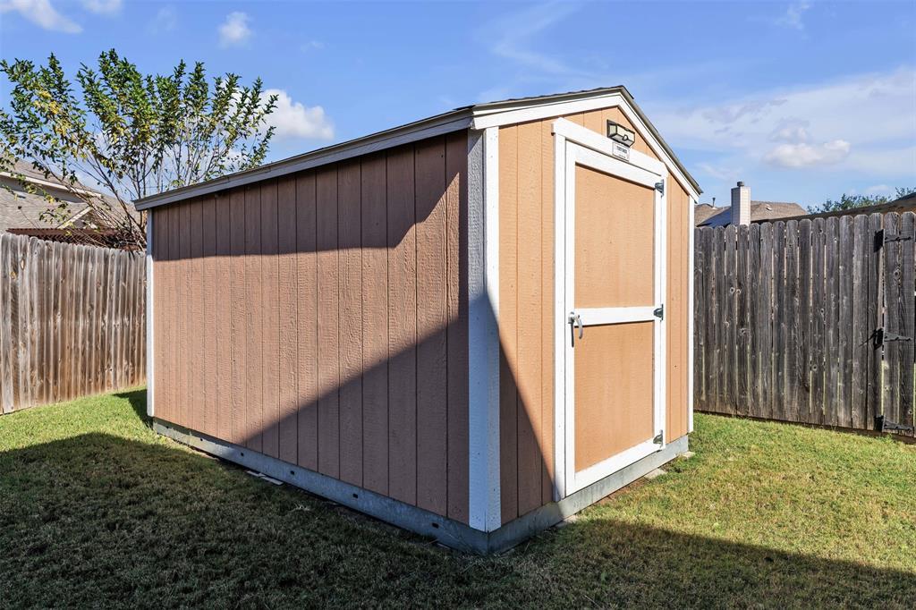 2244 Condor Street Grand Prairie, TX 75052 - Photo 32 of 37 a backyard of a house
