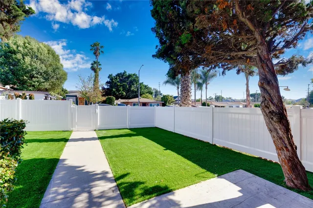 a view of a back yard